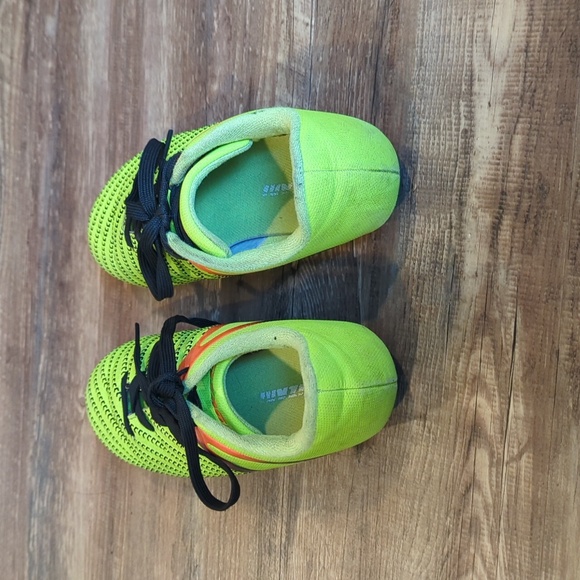 Kids Size 1 Neon Green and Orange Soccer Shoes - Picture 2 of 5